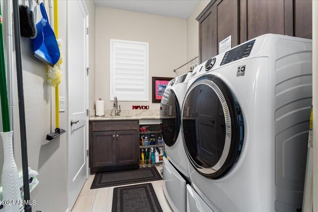 washroom with cabinets, light tile patterned floors, sink, and independent washer and dryer