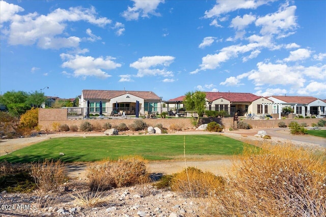 view of front of house featuring a front lawn