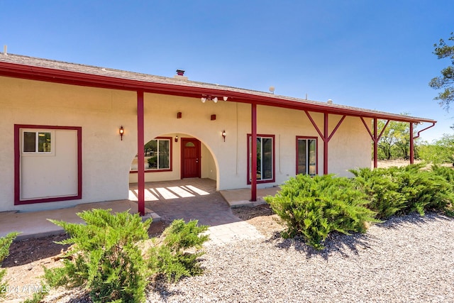 view of front of home featuring a patio