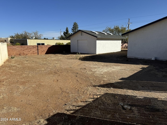 view of yard with an outbuilding