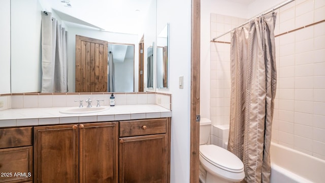 full bathroom featuring shower / bath combo with shower curtain, toilet, and vanity