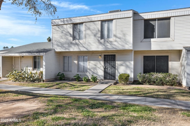 townhome / multi-family property with a front yard