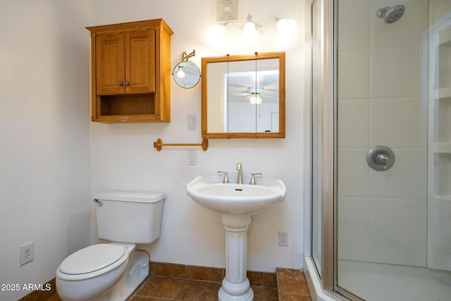 full bathroom with a ceiling fan, visible vents, baseboards, a stall shower, and toilet