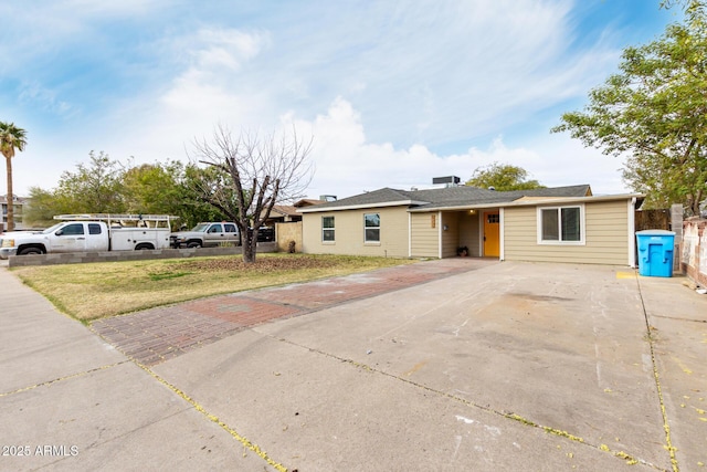 ranch-style home featuring a front lawn