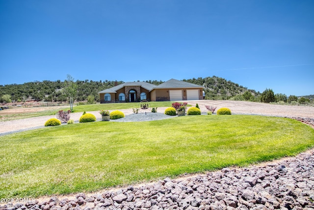 view of front facade featuring driveway and a front lawn