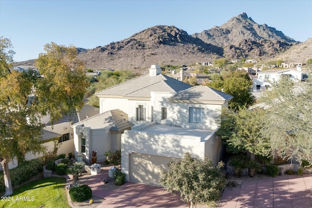 view of front of property featuring a mountain view