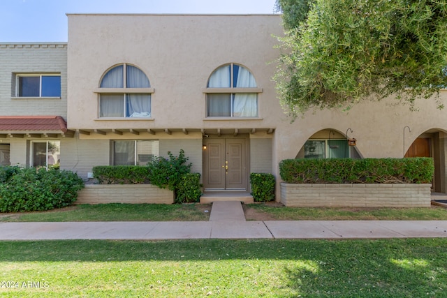 multi unit property featuring a front yard