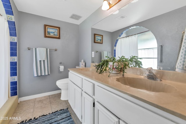 1298 E Buffalo St, Chandler, AZ 85225 - full bath featuring double vanity, toilet, baseboards, and a shower with curtain