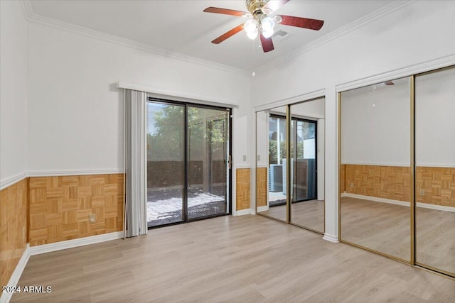 unfurnished room featuring ceiling fan, crown molding, and light hardwood / wood-style flooring