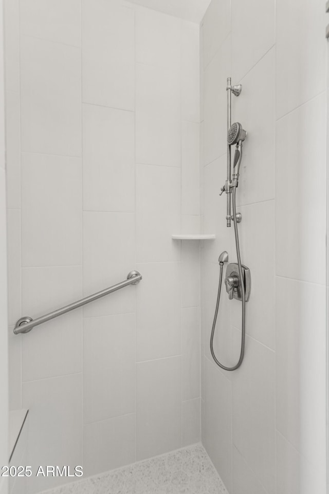 bathroom featuring tiled shower