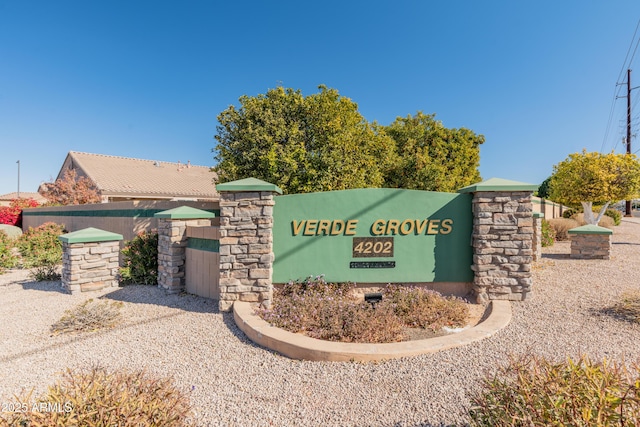 view of community / neighborhood sign