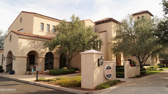 view of mediterranean / spanish-style home