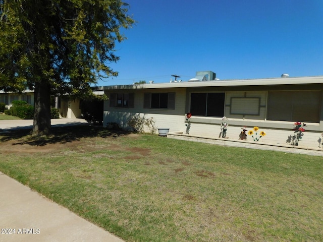 single story home with a front lawn