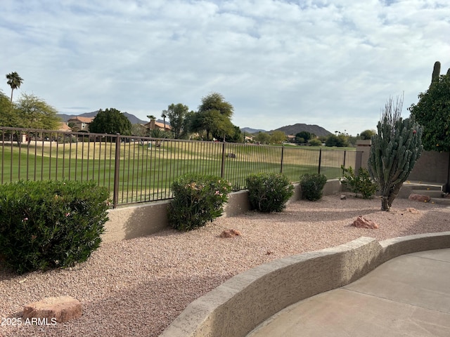 view of yard with a mountain view