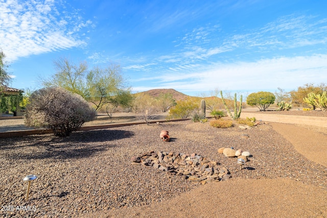 view of yard featuring a mountain view