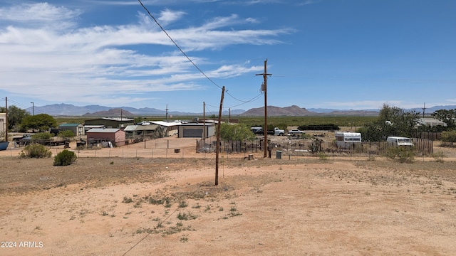 view of yard featuring a mountain view