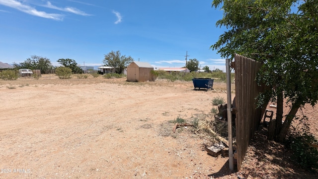 view of yard featuring a storage shed