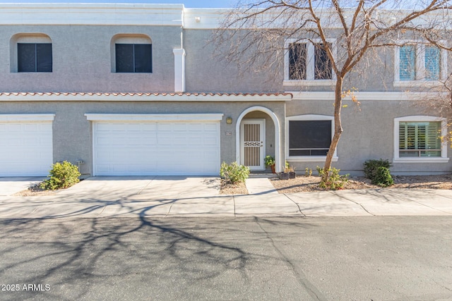 view of front facade featuring a garage