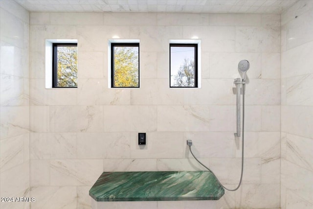 bathroom featuring a tile shower