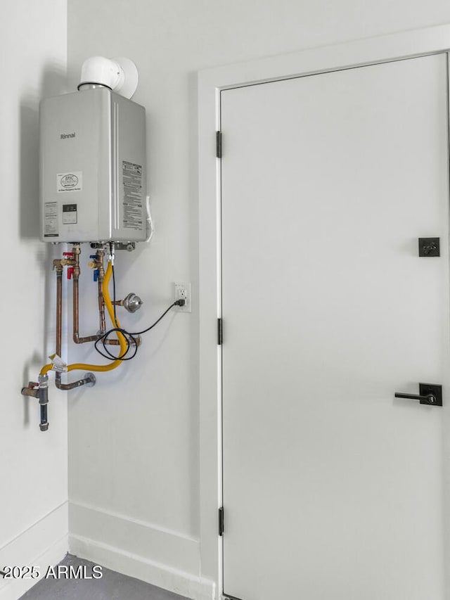 6727 N 9th Dr, Phoenix, AZ 85013 - utility room featuring water heater