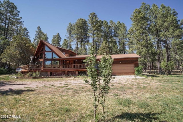 view of front facade featuring a front yard and a wooden deck