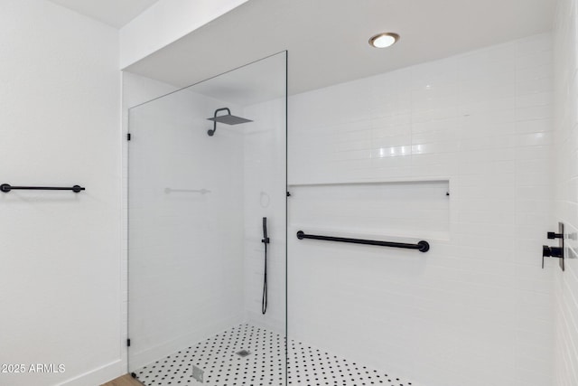 bathroom featuring tiled shower