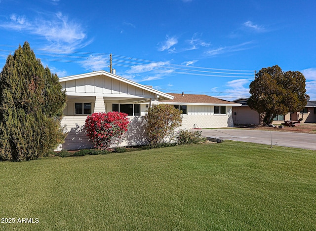 single story home with a front yard