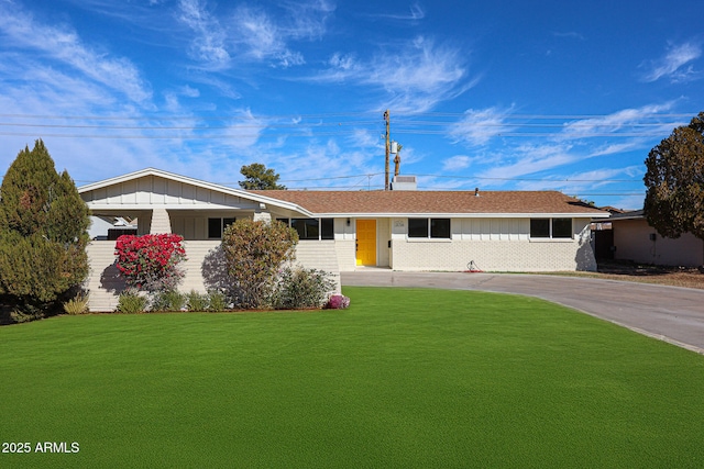 single story home featuring a front lawn