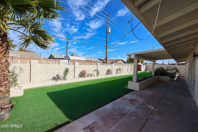 view of yard featuring a patio area