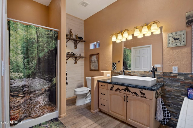 3123 S Indian Paint Ln, Pinetop, AZ 85935 - full bath featuring wood finished floors, a shower with curtain, toilet, a textured wall, and vanity