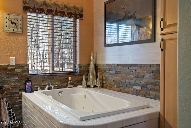 3123 S Indian Paint Ln, Pinetop, AZ 85935 - bathroom with a whirlpool tub and a textured wall