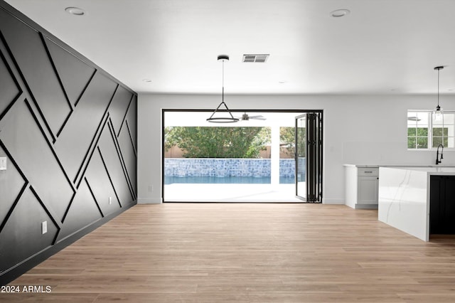 interior space with recessed lighting, a sink, visible vents, a ceiling fan, and light wood finished floors