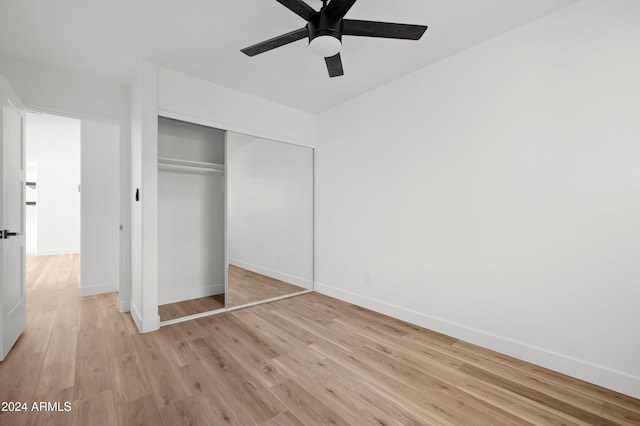 unfurnished bedroom featuring light wood-style floors, a closet, ceiling fan, and baseboards