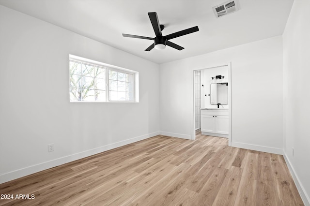 unfurnished room with light wood-style flooring, visible vents, ceiling fan, and baseboards