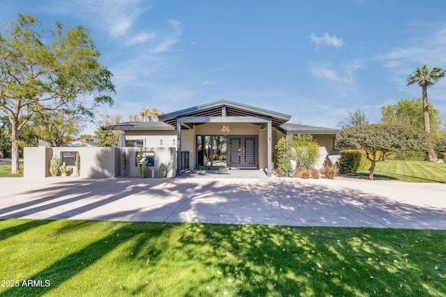 345 W Gardenia Dr, Phoenix, AZ 85021 - view of front of property with stucco siding and a front lawn