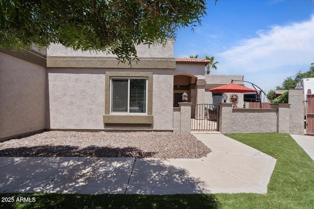 1670 E Whitten St, Chandler, AZ 85225 - view of front of house featuring a gate, stucco siding, and a fenced front yard