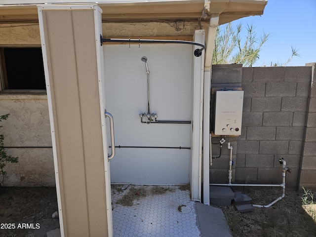 4110 E Wagoner Rd, Phoenix, AZ 85032 - bathroom featuring water heater