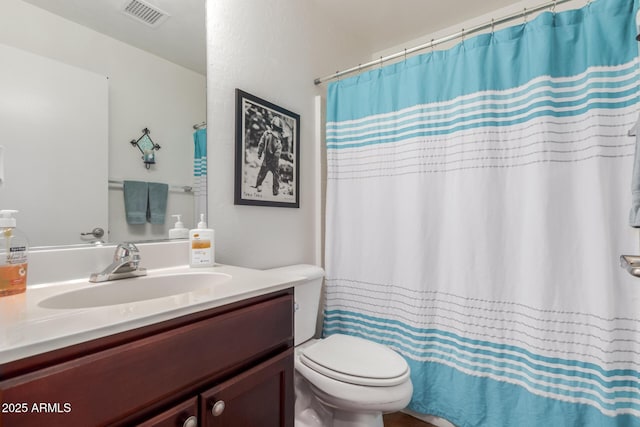 full bath with vanity, toilet, and curtained shower