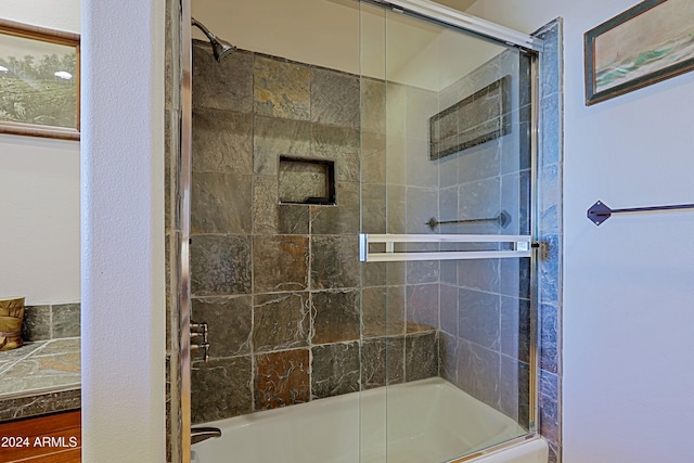 bathroom with enclosed tub / shower combo