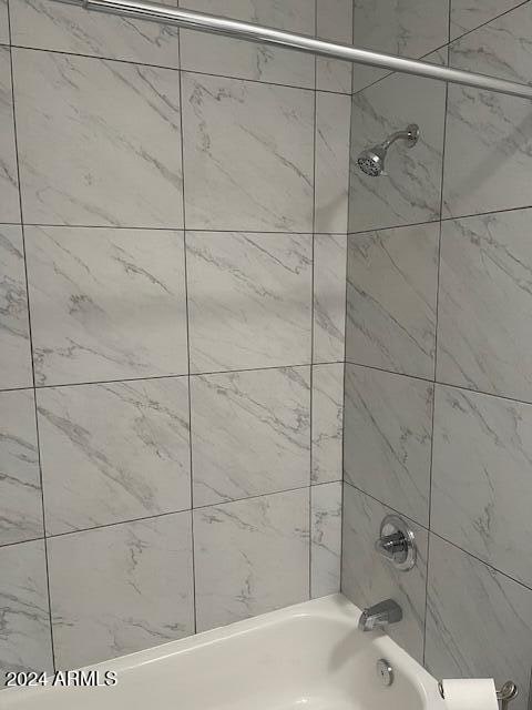 bathroom featuring tiled shower / bath combo