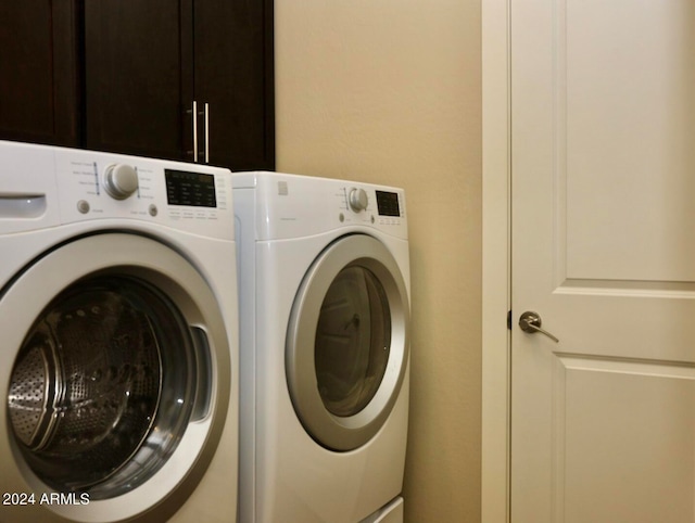 laundry room with cabinets and independent washer and dryer