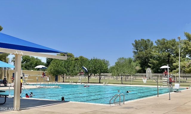 4211 N 32nd Ave, Phoenix, AZ 85017 - community pool with a patio area