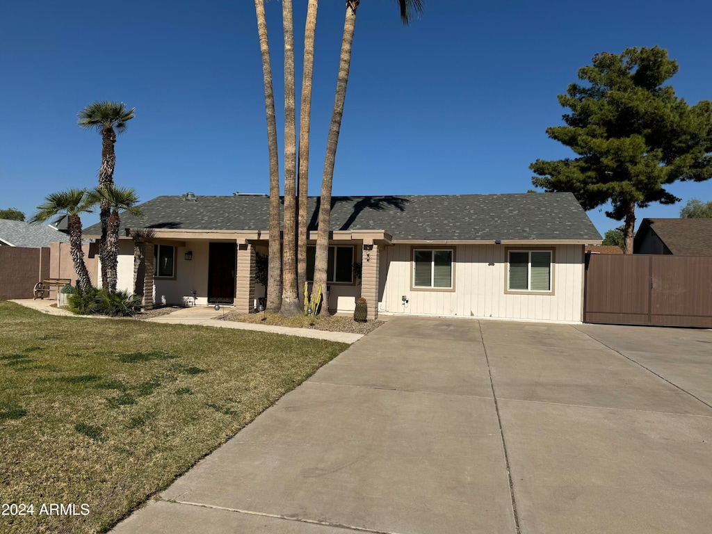 single story home featuring a front yard