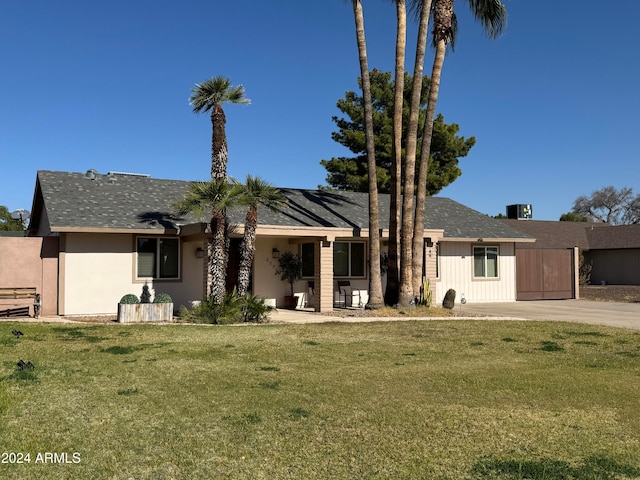 single story home with a front yard