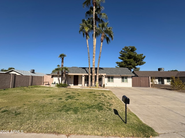 ranch-style house featuring a front lawn