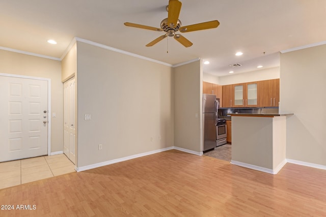 kitchen with ceiling fan, stainless steel appliances, kitchen peninsula, light wood-type flooring, and ornamental molding