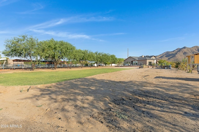 view of yard with a mountain view