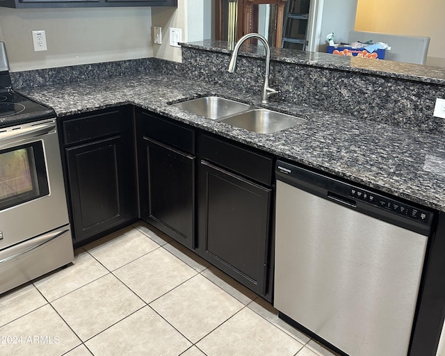 2150 W Alameda Rd Unit 2139, Phoenix, AZ 85085 - kitchen featuring stainless steel appliances, a sink, dark cabinetry, and light tile patterned floors