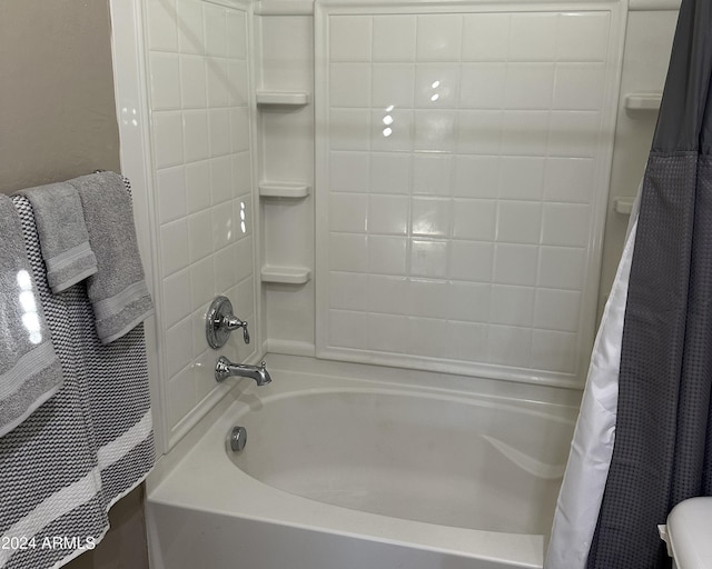 2150 W Alameda Rd Unit 2139, Phoenix, AZ 85085 - bathroom featuring shower / bathtub combination with curtain