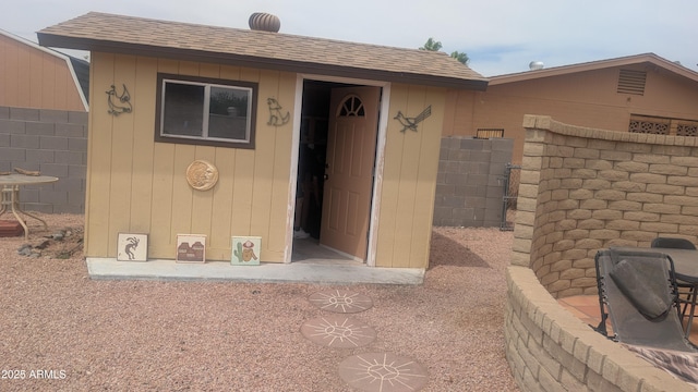 962 S Main Dr, Apache Junction, AZ 85120 - entrance to property featuring roof with shingles and fence